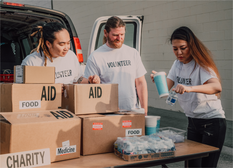 2 nonprofit volunteer in a fundraising event.