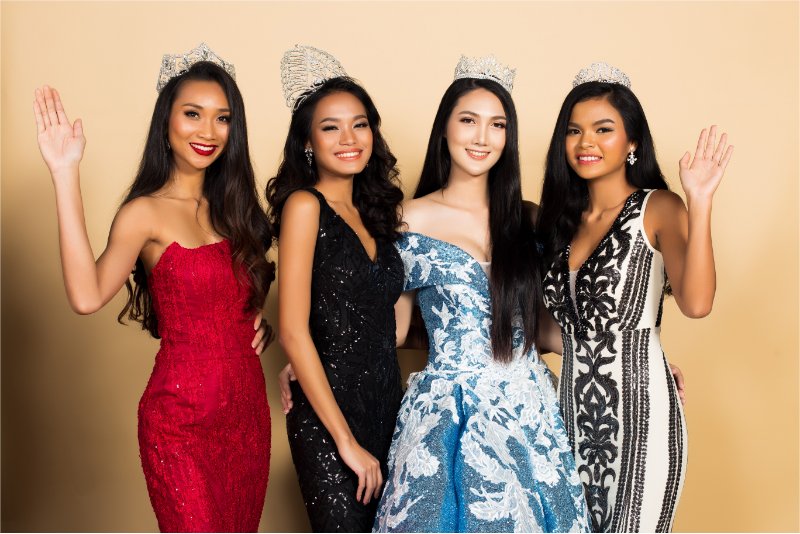 4 pageant girls.